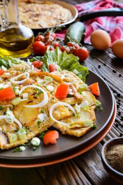 İspanyol omleti patates ve soğan ile