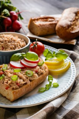 Kırmızı biber ve yeşil soğan ile yayıldı ton balığı