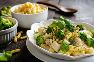 Tavuk eti, brokoli, peynir ve fesleğen ile makarna salatası