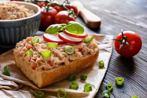 Atún untado con pimiento rojo y cebolla verde —  Fotos de Stock