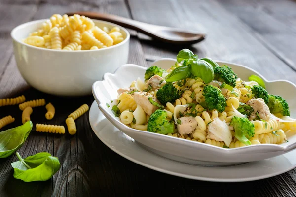 Salada de macarrão com carne de frango, brócolis, queijo e manjericão — Fotografia de Stock