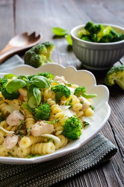 Tavuk eti, brokoli, peynir ve fesleğen ile makarna salatası