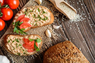 Tavuk eti, yumurta, hardal, biber ve sarımsak yaymak