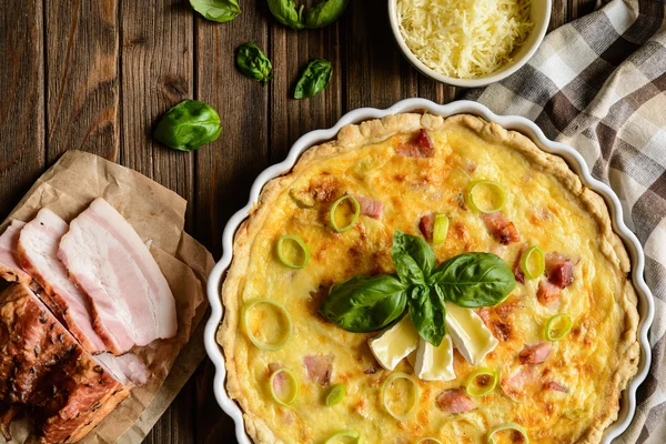 Quiche Lorraine com queijo, bacon e ovos — Fotografia de Stock