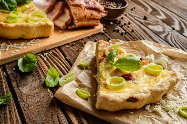 Quiche Lorraine com queijo, bacon e ovos — Fotografia de Stock