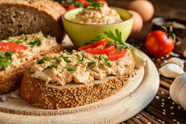 Aufstrich mit Hühnerfleisch, Eiern, Senf, Knoblauch und Pfeffer — Stockfoto