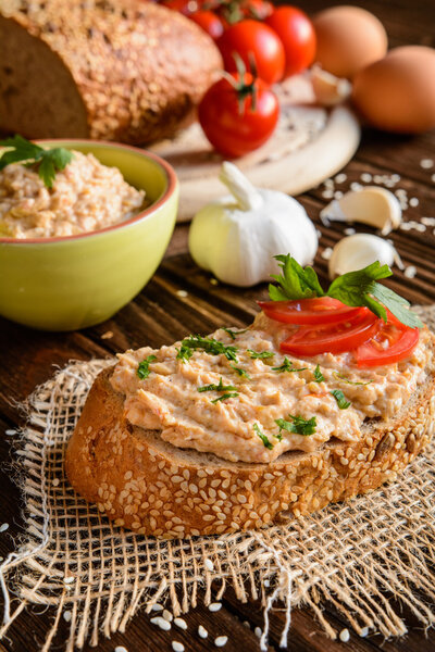 Распространение с куриным мясом, яйцами, горчицей, чесноком и перцем
