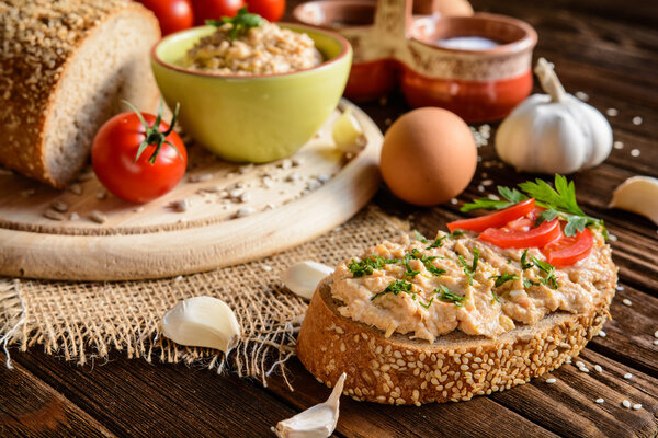 Распространение с куриным мясом, яйцами, горчицей, чесноком и перцем
