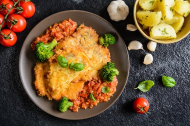 Domuz eti Piccata domates sosu ve Haşlanmış brokoli ve haşlanmış patates ile