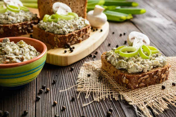 Jamur menyebar dengan keju Roquefort dan daun bawang — Stok Foto