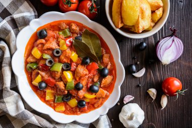 Domuz eti Ragu biber, zeytin ve patates kızartması ile