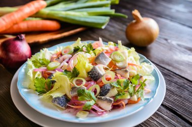 Balık Salata marul, soğan ve maydanoz ile 