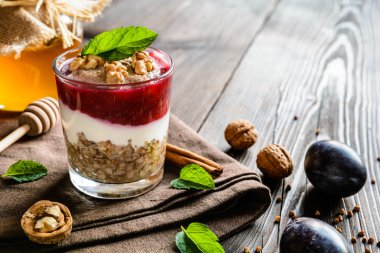 Buğday lapası bal, yoğurt, ceviz ve Erik püresi ile