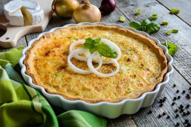 Soğan Quiche Camembert, pırasa ve yumurta ile