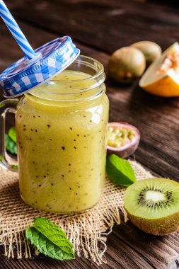 Sarı kavun, kivi ve tutku meyve ile güler yüzlü