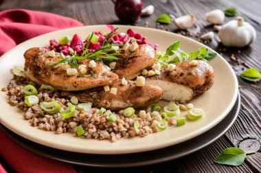 Karabuğday, pancar ve soğan ile pişmiş tavuk göğsü