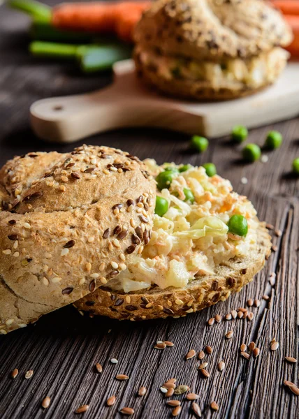 Cauliflower spread with pea, onion and carrot — Stock Photo, Image