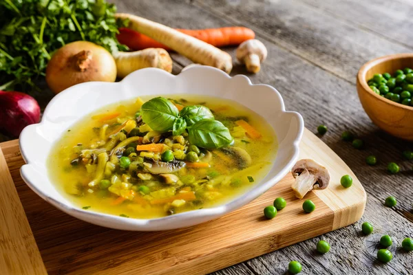 Pilzsuppe mit Karotten, Erbsen, Grünkohl, Petersilie, Sellerie und Zwiebeln — Stockfoto