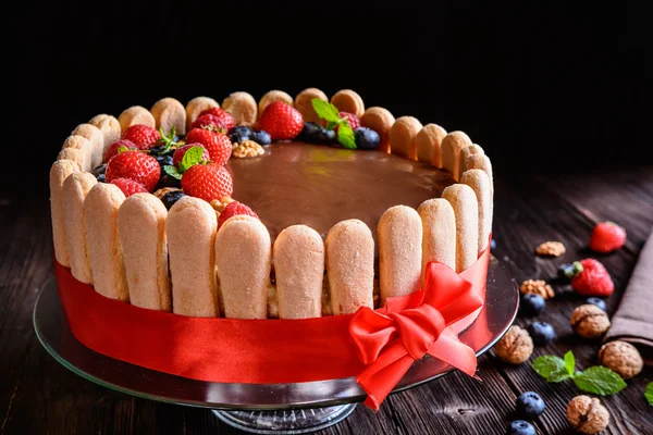 Tort de nuci cu căpșuni, afine și biscuiți savoiardi — Fotografie, imagine de stoc