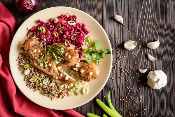 Peito de frango assado com trigo sarraceno, beterraba e cebola — Fotografia de Stock