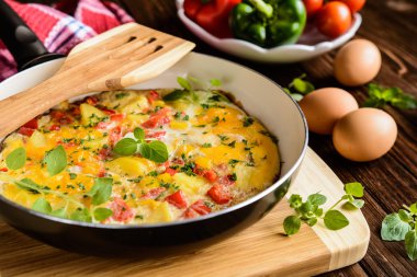 Frittata patates, peynir ve biber ile