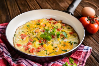 Frittata patates, peynir ve biber ile