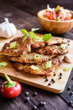 Fried kereviz krep sebze salatası ile