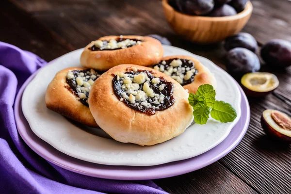 Pasteles de moravia con mermelada de ciruela, relleno de cuajada y desmenuzado — Foto de Stock