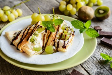 Krep mascarpone, kivi ve üzüm ile