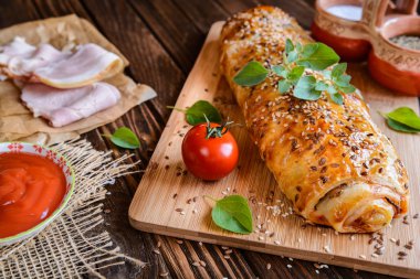 Jambon, peynir, domates sosu ve otlar ile lezzetli meyveli turta