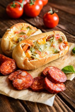 Sosis, yumurta ve peynir ekmek tekneleri dolu