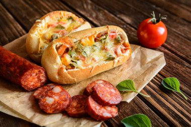 Sosis, yumurta ve peynir ekmek tekneleri dolu