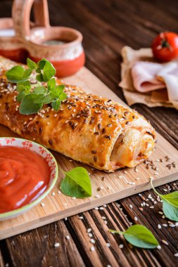 Jambon, peynir, domates sosu ve otlar ile lezzetli meyveli turta