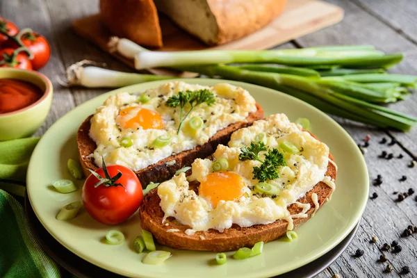 Pâine prăjită cu ouă, brânză și ceapă — Fotografie, imagine de stoc