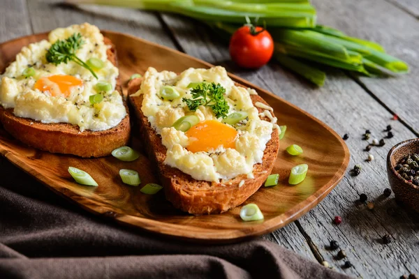 Gebratenes Brot mit Eiern, Käse und Zwiebeln — Stockfoto