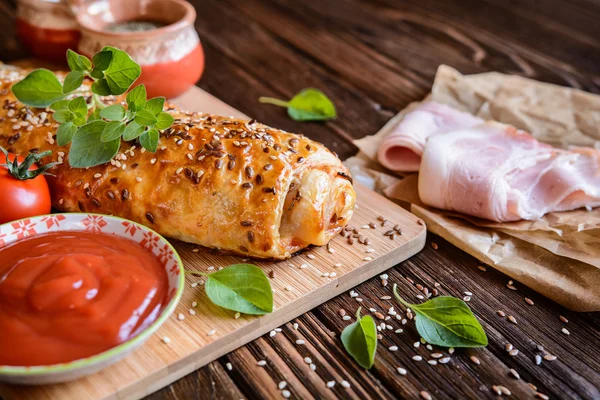 Strudel salado con jamón, queso, salsa de tomate y hierbas —  Fotos de Stock