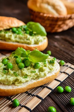 Yumurta, soğan ve otlar ile yayılmış bezelye