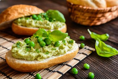 Yumurta, soğan ve otlar ile yayılmış bezelye