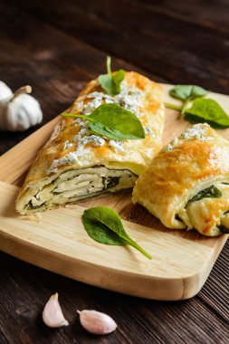 Ispanak, peynir ve sarımsak ile doldurulmuş strudel