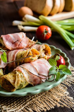 Pastırma ve otlar ile omlet rulo