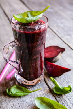 Pancar, ıspanak ve limon ile güler yüzlü