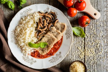 Kızarmış domuz pirzola pirinç, domates ve mantar ile