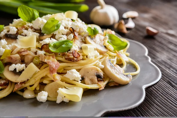 Ensalada de pasta con tocino frito, champiñones, cebolla verde y queso — Foto de Stock