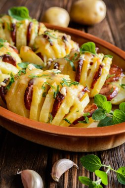 Fırında patates sosis, peynir, sarımsak ve otlar ile doldurulmuş