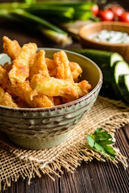 Kabak kızartması ekşi krema sos ile