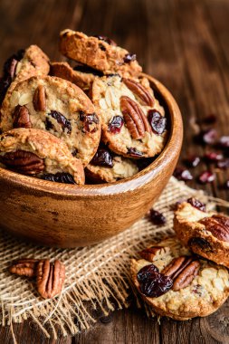 Pekan somun, kızılcık ve ballı yulaf ezmeli kurabiye