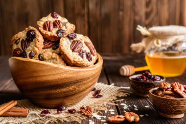 Pekan somun, kızılcık ve ballı yulaf ezmeli kurabiye