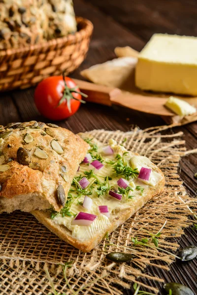 Vollkornbrötchen mit Butter, Zwiebeln und Kresse — Stockfoto