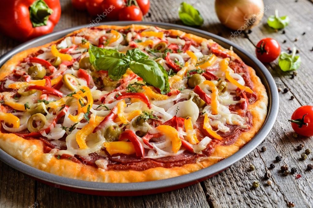 Pizza salam, zeytin, biber, soğan ve peynir ile Stok fotoğrafçılık