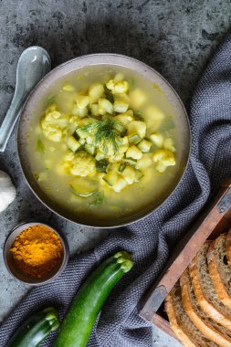 Lezzetli yeşil karnabahar ve öğle yemeğinde patates püresi ile kabak çorbası.